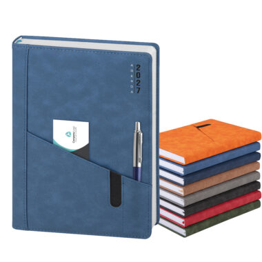 Agenda giornaliera PB270 in varie colorazioni con due tasche anteriori, formato 17 × 24 cm