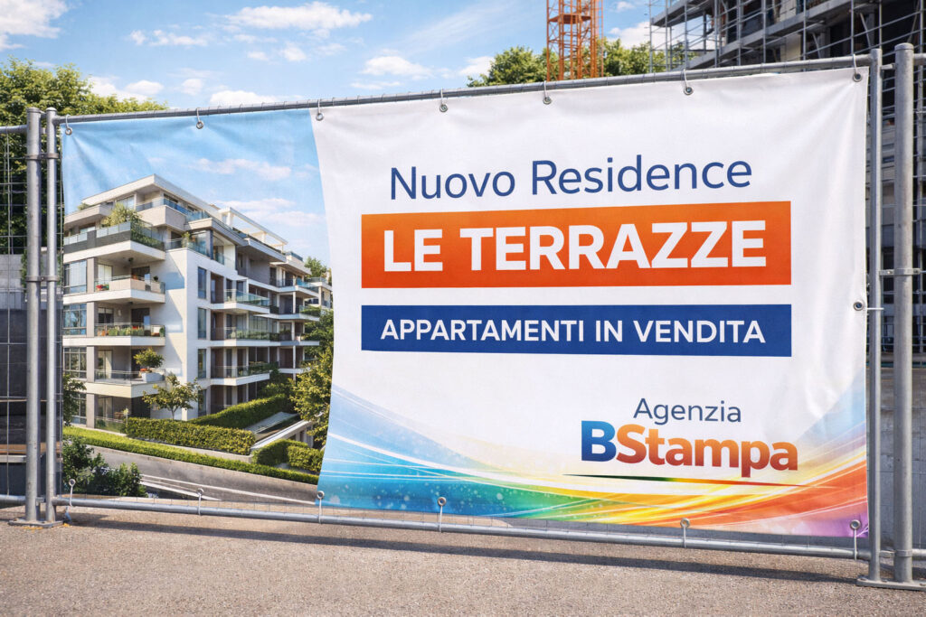 Maxi striscione pubblicitario personalizzato per un nuovo residence, installato su recinzione di cantiere con grafica accattivante e logo dell'agenzia immobiliare