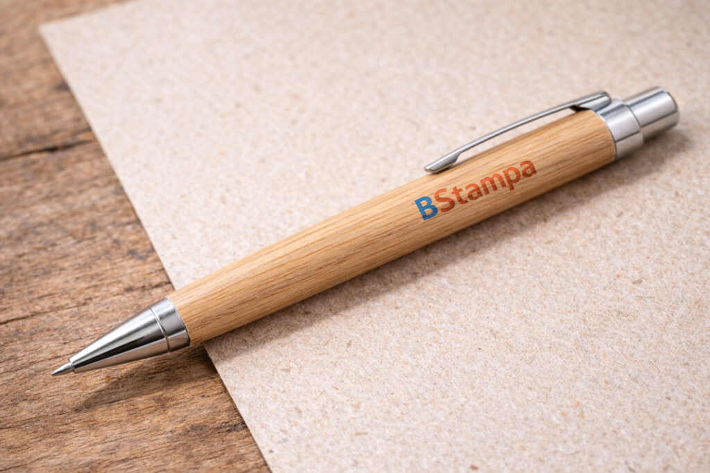 Penna in legno personalizzata con logo stampa UV, gadget ecologico e naturale