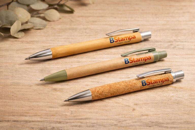 Selezione di penne ecologiche personalizzate in bambù, carta riciclata e sughero, ideali per gadget aziendali sostenibili