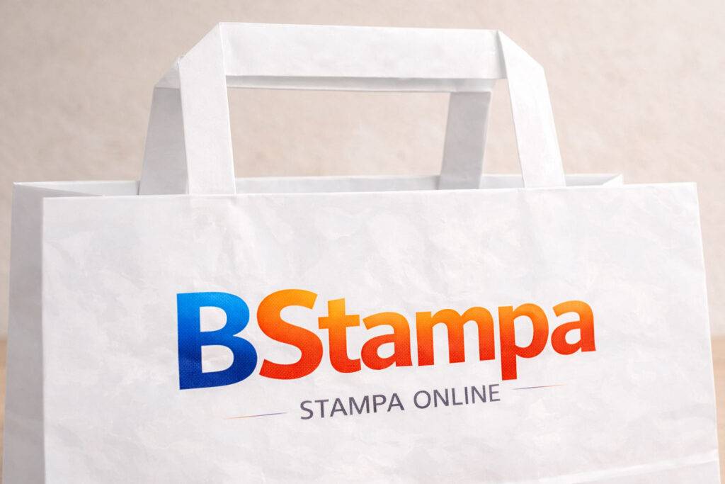 Shopper in carta patinata bianca personalizzata con stampa a colori di un logo, ideale per negozi di abbigliamento e cosmetici