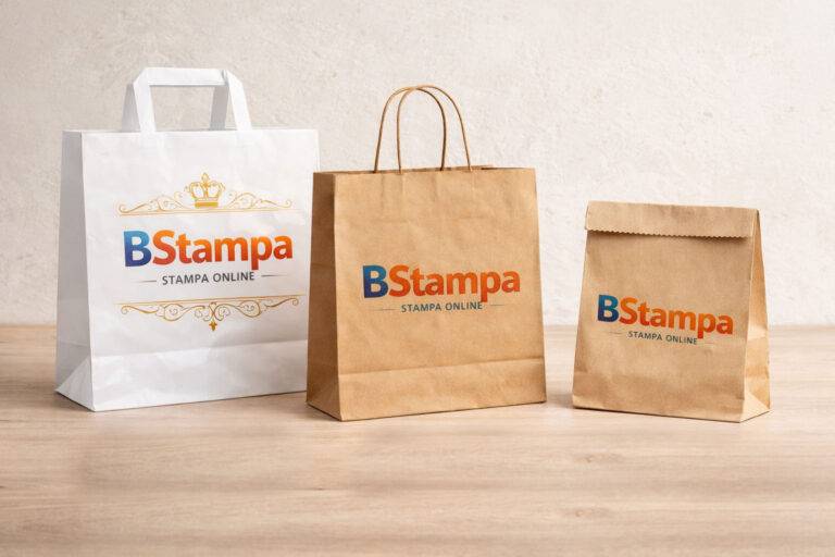 Confronto tra shopper in carta personalizzate: carta patinata bianca, carta kraft naturale e sacchetto per alimenti, pronte con la stampa del logo.