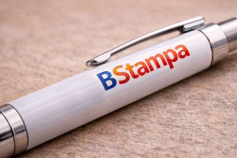 Primo piano di una penna personalizzata con stampa UV che mostra un logo multicolore, nitido e dai colori brillanti