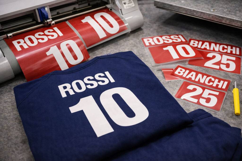 Vinile termoadesivo tagliato al plotter per personalizzazione con nomi e numeri