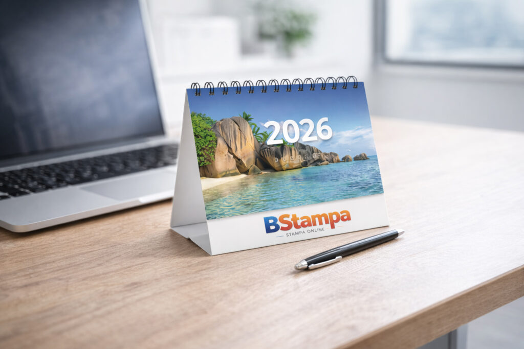 Calendario personalizzato da tavolo con logo aziendale su scrivania con computer e penna