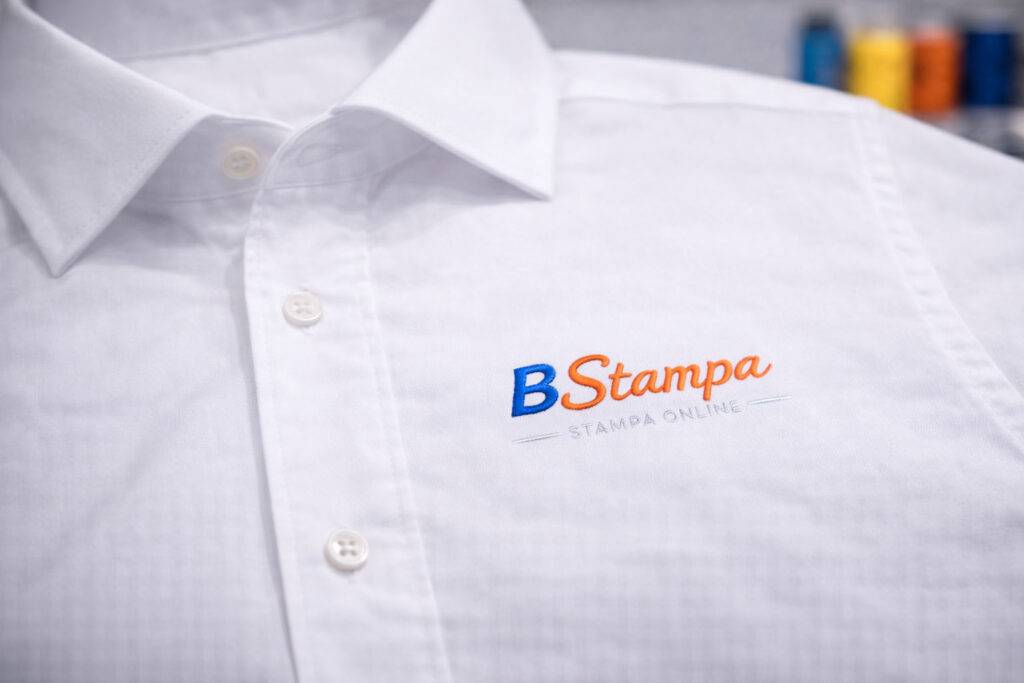 Camicia elegante con ricamo discreto sul petto logo bstampa