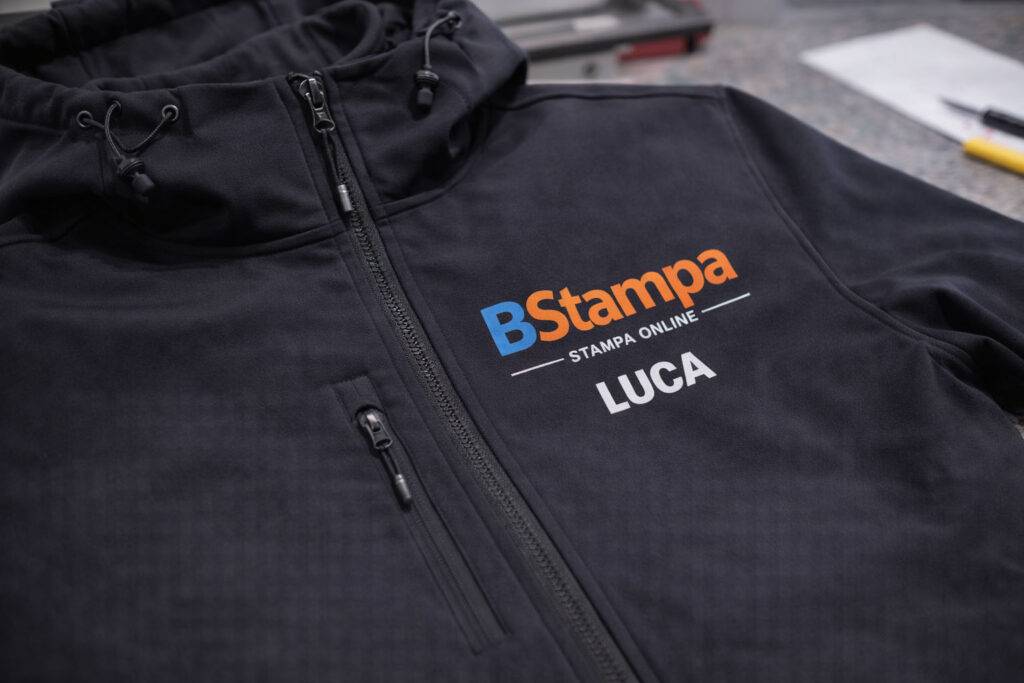 Giubbotto softshell con logo e nome applicati con termosaldatura