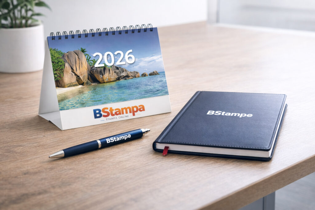 Kit coordinato con calendario da tavolo, agenda e penna personalizzati con lo stesso logo aziendale