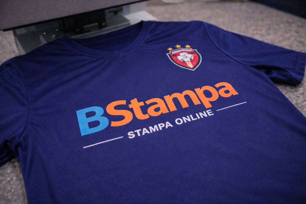 Maglia sportiva con logo applicati con termosaldatura