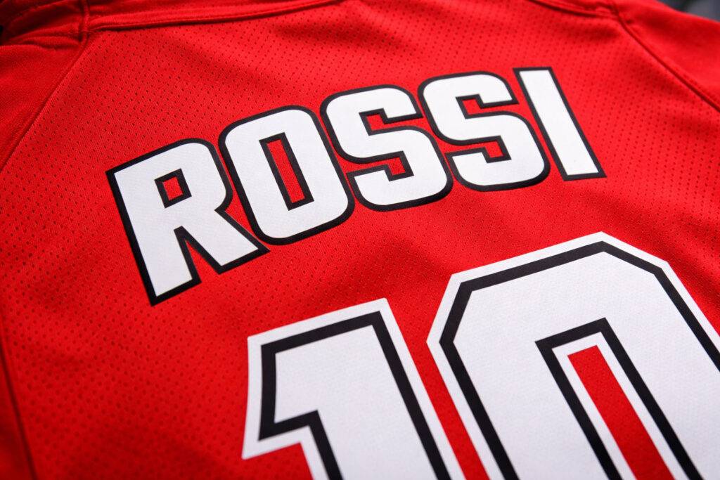 Dettaglio di una maglia sportiva con un nome termosaldato sulla schiena