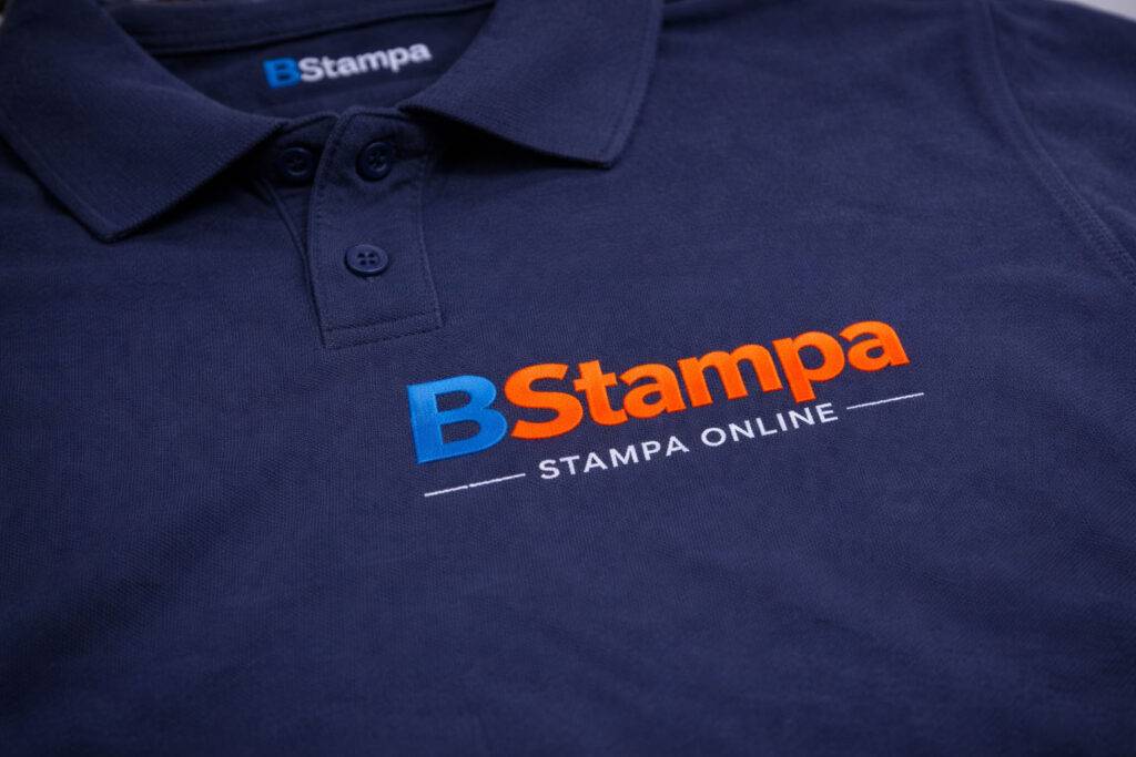 Polo blu con ricamo piatto di un logo aziendale sul petto