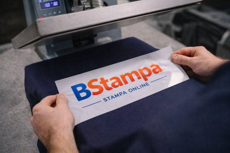 Termosaldatura su abbigliamento: applicazione di un transfer con pressa a caldo